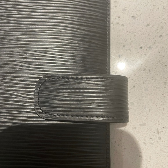 Louis Vuitton Agenda MM in Epi Leather Black - Picture 4 of 16